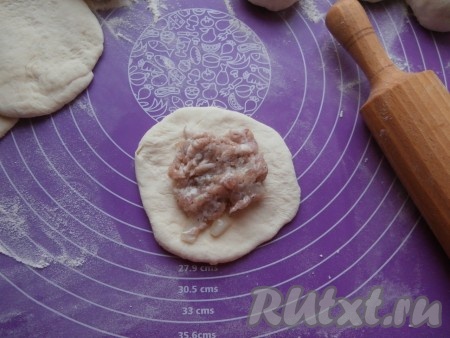 В середину каждой лепёшки выкладывать 1-1,5 столовых ложки подготовленного фарша.