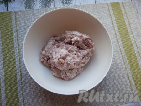 Для приготовления начинки поместить мясной фарш в достаточно объёмную миску.