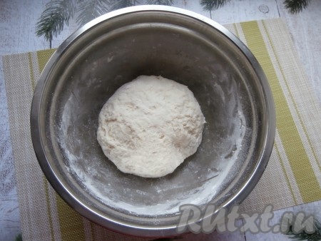 А после того как тесто начнёт собираться в ком, продолжить замес руками. Подсыпая частями оставшуюся просеянную муку, замесить не липнущее к рукам, мягкое тесто, прикрыть его плёнкой и оставить при комнатной температуре минут на 30.