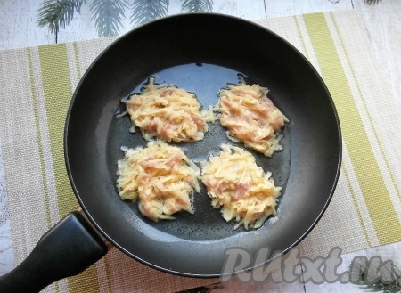 Очень хорошо разогреть сковороду с растительным маслом. Картофельно-куриную массу выкладывать в раскалённую сковороду столовой ложкой в виде небольших оладий-драников.
