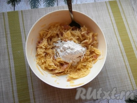 Картофельно-куриную массу хорошо перемешать, всыпать 1 столовую ложку муки, перемешать. Масса для приготовления драников должна получиться достаточно густой. Но многое зависит и от величины яйца, и от того, насколько хорошо вы отжали натёртый картофель, поэтому, если картофельно-куриная масса осталась жидковатой, всыпьте ещё 1 столовую ложку муки (в общей сложности больше двух столовых ложек муки добавлять не нужно).