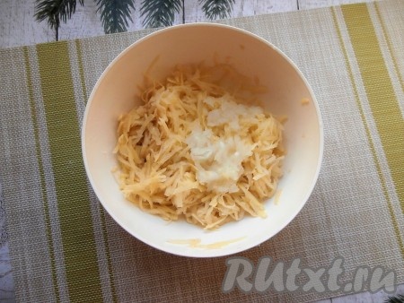 Куриное мясо (у меня - обрезь с ножек, можно взять и филе грудки или филе бёдер) промыть водой, дать немного обсохнуть. Картошины и луковицу очистить. Натереть картошины на крупной тёрке, выложить в достаточно глубокую миску, сразу отжать от лишней жидкости (выделившийся сок нам не понадобится). В миску с картофельной массой, отжатой от лишней жидкости, добавить натёртый на тёрке репчатый лук.