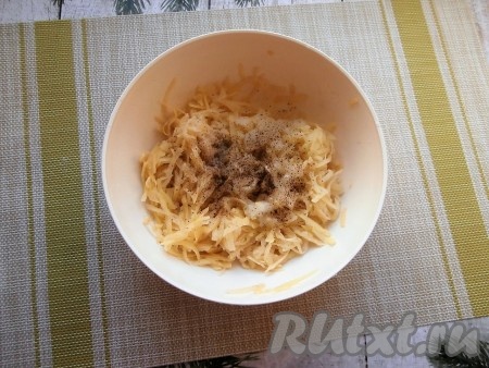 Перемешать картофельно-луковую массу, поперчить и посолить.