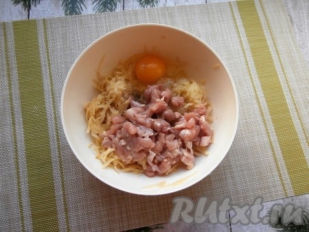 Далее добавить сырое яйцо и куриное мясо, нарезанное на очень маленькие кусочки.