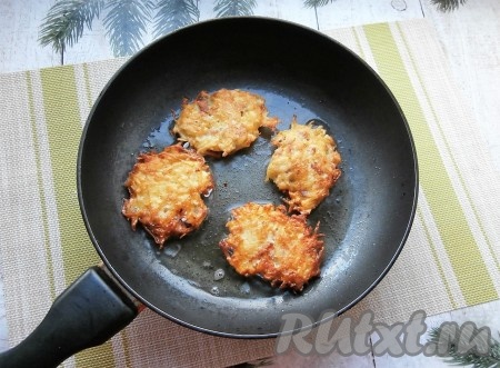 Жарить драники с курицей и картошкой на небольшом огне до румяного цвета с двух сторон (примерно, по 3-4 минуты с каждой стороны), переложить на тарелку. Затем перемешать картофельно-куриную массу и постепенно пожарить все драники.