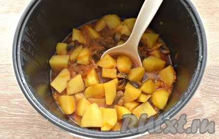 Мультиварку закрываем крышкой. Отключаем программу «Жарка» и включаем - «Тушение». Тушим картошку с шампиньонами 1 час.