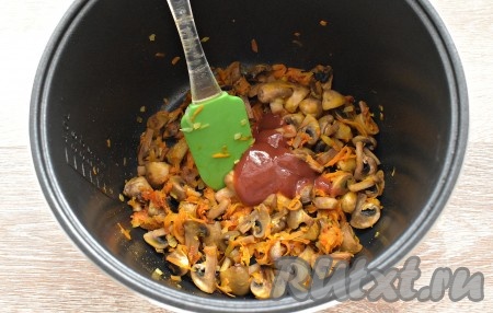 К овощам и шампиньонами добавляем томатную пасту, перемешиваем. Томим ещё пару минут.