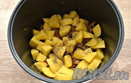 Крупными кубиками нарезаем картошку и выкладываем в чашу мультиварки, по вкусу солим, перчим.