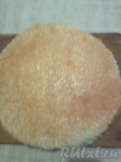 Уложить 4-й вафельный корж, смазать его майонезом. Морковь натереть на средней тёрке. Выложить половину моркови на корж, вторая половина нам понадобится для украшения торта.