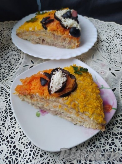 Наш закусочный торт "Тигрёнок" из вафельных коржей готов. Уберите его в холодильник на несколько часов, чтобы он пропитался и подавайте вкусный, аппетитный торт к столу. Вот так он выглядит в разрезе.