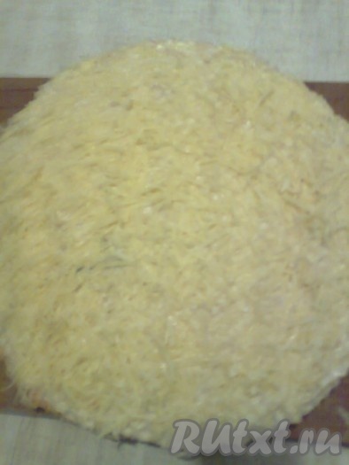 Поверх морковки положить 5-й вафельный корж, смазать его майонезом и посыпать натёртым на средней тёрке сыром.