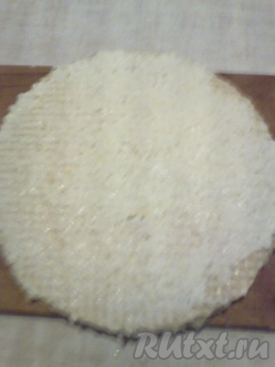 Выложить 3-й вафельный корж, смазать майонезом. Белки отделить от желтков. Белки и желтки отдельно натереть на средней тёрке. Распределить 1/3 часть натёртых яичных белков на 3-й корж.