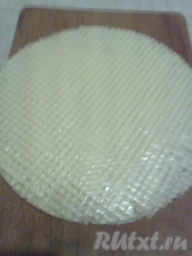 Лук очистить, нарезать на мелкие кубики, ошпарить кипятком и дать остыть. Рыбные консервы открыть, слить жидкость, размять рыбу вилкой (при необходимости). Добавить к консервам отжатый лук и перемешать. Первый вафельный корж смазать майонезом и выложить на сервировочную тарелку. Я выкладывала на разделочную доску, а затем переносила готовый торт на блюдо, но удобнее класть сразу на блюдо.