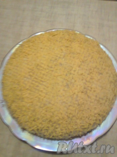 Затем выложить 6-й корж, смазать его майонезом, распределить по нему вторую половину консервированной рыбы с луком. Выложить 7-й вафельный корж, смазать майонезом. Распределить 1/3 часть белков. Сверху выложить 8-й корж, смазать майонезом. Распределить равномерно натёртые желтки.