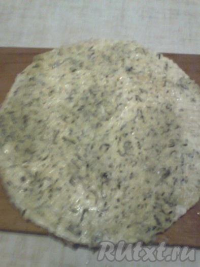 Сверху положить 2-й вафельный корж, смазать майонезом. Огурец натереть на средней тёрке, немного отжать жидкость. Распределить равномерно натёртый огурец по коржу.