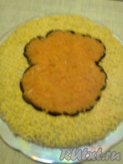 Трафарет снять. Контур заполнить натёртой морковью.