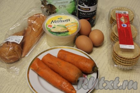 Подготовить продукты для приготовления тарталеток "Тигрята". Морковку в кожуре нужно заранее отварить с момента закипания воды в течение 25-30 минут, яйца - в течение 8-10 минут, затем полностью остудить и очистить. Я готовила эту закуску с копчёной курицей, но можно взять сырое куриное филе, отварить его в подсоленной воде в течение минут 25-30 с момента закипания, а затем полностью остудить.