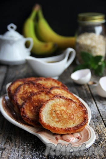Подать вкусные оладьи из овсяных хлопьев к стакану молока или чашечке чая, дополнив мёдом, вареньем или сметанкой.