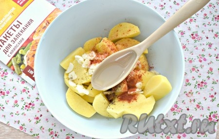 Сюда же вливаем растительное масло.