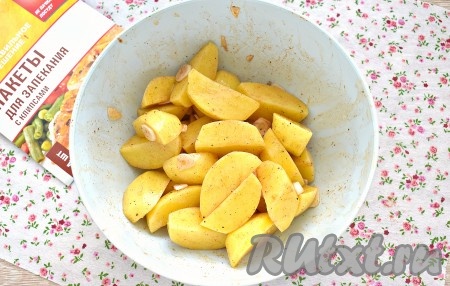 Хорошо перемешиваем. Каждая картофельная долька должна покрыться со всех сторон специями и маслом.