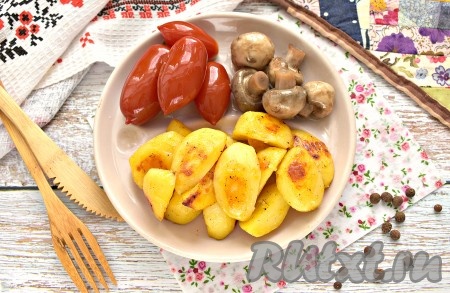 Затем достаём форму из духовки. Вот так достаточно просто можно приготовить в рукаве вкусную, аппетитную, сытную картошку по-деревенски. К столу подаём в горячем виде в качестве гарнира или основного блюда.