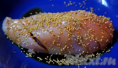 Замаринуем куриную грудку. Для этого грудку промыть, сделать небольшие надрезы. Добавить горчицу в зернах, сушёный розмарин, соевый соус. При желании можно добавить чеснок (я не добавляла). Натереть этой смесью куриную грудку и оставить мариноваться на 10-15 минут. 