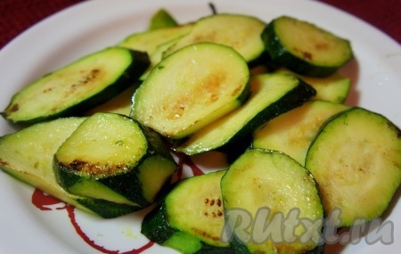 Тем временем подготовим овощи. Цуккини вымыть, нарезать кольцами. Обжарить на сухой сковороде или с добавлением 1 столовой ложки растительного масла (мы готовим диетический вариант).