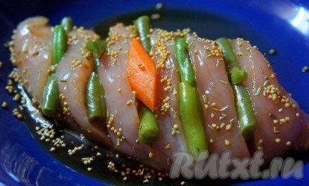 Замаринованную куриную грудку начинить овощами.