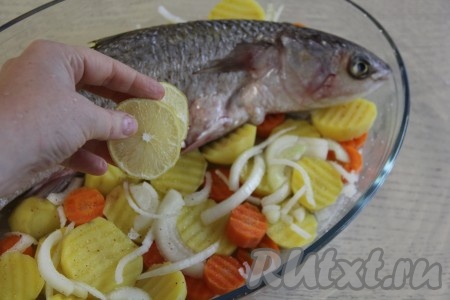 В брюшко кефали вложить пару кружочков лимона.