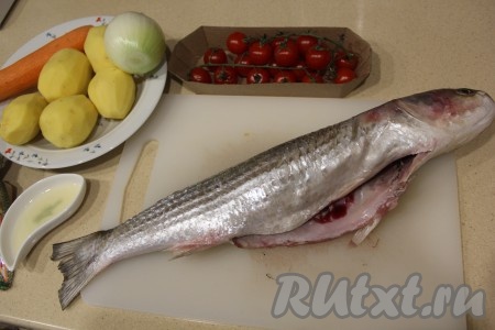 Подготовить продукты. Кефаль предварительно разморозить, затем почистить от чешуи и удалить внутренности. Промыть рыбку и обсушить бумажным полотенцем, затем внутри и снаружи натереть приправой для рыбы, посолить. Картошку, морковь и лук почистить.