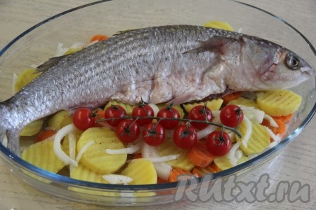 Выложить кефаль на овощи. По желанию, положить веточку черри.
