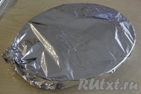 Накрыть форму фольгой и поставить в разогретую духовку. Запекать кефаль с картошкой при температуре 200 градусов, примерно, 30 минут.