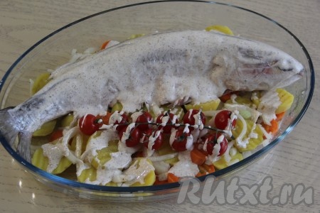 Покрыть кефаль и овощи сверху подготовленным соусом.