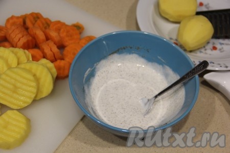 Для приготовления соуса соединить майонез, сметану, можно добавить немного приправы, хорошо перемешать. Картошку и морковь нарезать на крупные дольки, я нарезала на кружочки.