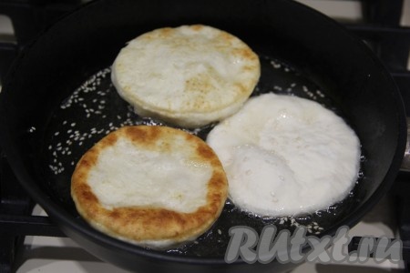 Масло влить в сковороду и хорошо разогреть. Аккуратно выложить кружки из теста в сковороду. По желанию, можно присыпать кружки кунжутом. Жарить лепёшки на среднем огне.