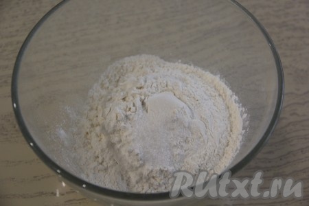 В миске соединить сухие ингредиенты: муку, соль, сахар и соду, перемешать.