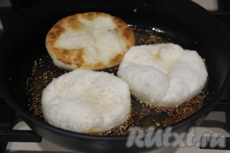 Посмотрите, как лепёшки раздуваются во время жарки. Как только лепёшки раздуются (на поверхности появятся и большие пузыри, и маленькие), их нужно перевернуть. Затем жарить лепёшки до румяности с другой стороны. Чтобы убрать лишнее масло, готовые лепёшечки перекладывать со сковороды на бумажное полотенце. Постепенно пожарить все лепёшки. У меня получилось 12 лепёшек диаметром 12 см.