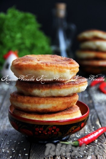 Вот так достаточно быстро можно приготовить аппетитные, вкусные, нежные лепёшки из теста, замешанного на кефире. Особенно хороши они тёплыми, к столу подаём в качестве дополнения к различным блюдам или используем их в качестве основы для бутербродов.