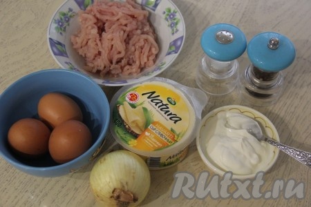 Подготовить продукты для приготовления сырного рулета с куриным фаршем. 