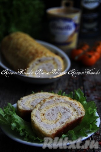 Сырный рулет с куриным фаршем нарезать на кусочки и подать к столу. Блюдо получается очень вкусным, сытным и ярким, попробуйте!