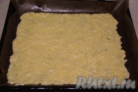 Противень (я выпекала на противне размером 30 см на 40 см) застелить пергаментом (или тефлоновым ковриком). Выложить сырную массу на противень и равномерно разровнять по всей поверхности.