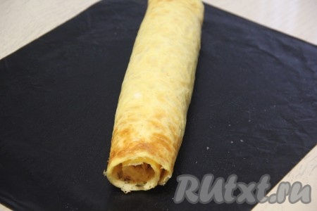 Свернуть сырный корж с куриным фаршем в рулет.