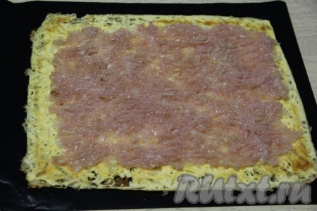 Для приготовления начинки соединить куриный фарш и обжаренный остывший лук, посолить, сдобрить специями по вкусу и перемешать. Выложить фарш с луком на сырный корж, отступив по 1-2 сантиметра с каждого края.