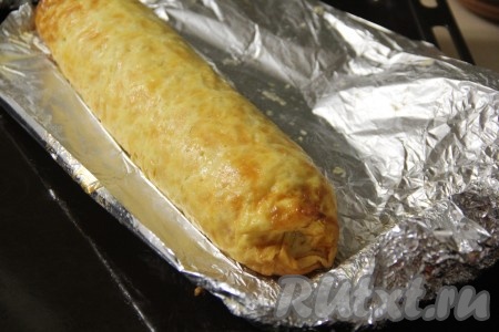 Поставить противень с рулетом в разогретую духовку и запекать при температуре 210 градусов, примерно, 30 минут. Готовый рулет освободить от фольги, дать ему остыть.