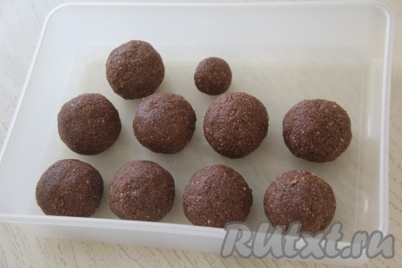 Влить жидкую шоколадную массу в сухари и перемешать. Масса станет однородной. Накрыть миску с массой пищевой плёнкой и убрать в холодильник на 20 минут. По прошествии времени достать массу и сформировать из неё круглые пирожные. Я сформировала 9 пирожных "Картошка" по 80 грамм каждое. Переложить сформированное пирожные в лоток, закрыть крышкой и убрать на час в холодильник.