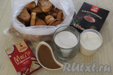 Подготовить продукты для приготовления пирожного "Картошка" из сухарей и молока. Сухари можно использовать любые, но без изюма, (у меня - обычные покупные сахарные сухарики). Молоко можно взять любой жирности.