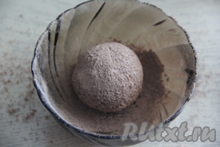 Для обсыпки соединить какао и сахарную пудру. Обвалять каждое пирожное в какао с пудрой со всех сторон и наш десерт готов.