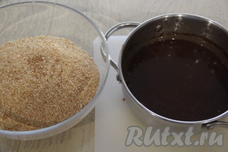 Поставить кастрюлю на огонь и довести&nbsp;содержимое, помешивая, до кипения, затем добавить сливочное масло, перемешать шоколадную смесь до растворения масла, снять с огня, дать немного остыть. Сухари измельчить в блендере.