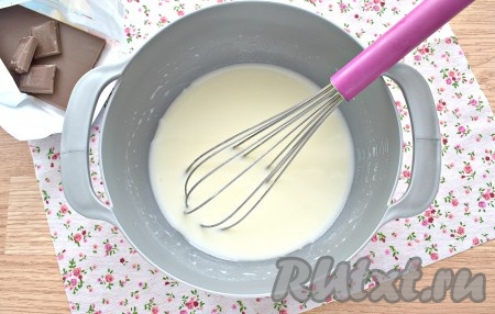 Венчиком перемешиваем содержимое миски, чтобы получилась однородная смесь.