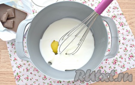 В эту же миску вливаем кефир комнатной температуры.